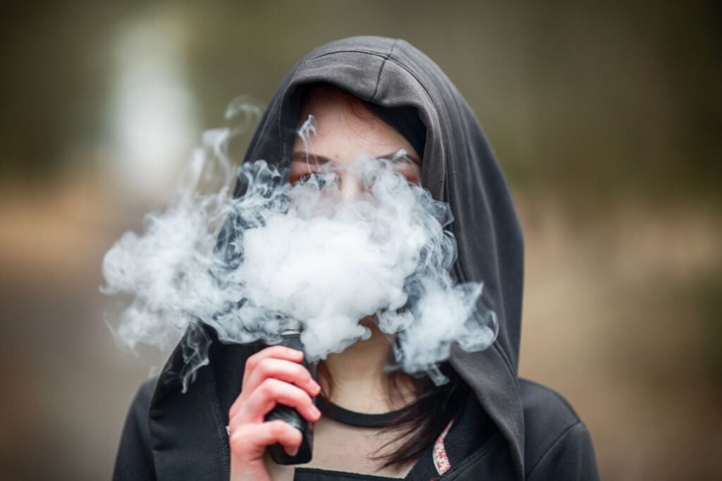 FDA divulga dados de 2023 dos EUA com queda no tabagismo e no uso de vape adolescente após regulamentação 210930142824 teen vaping stock1 1